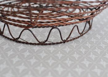 Mellanstor rund brun trådkorg | Jeanne d Árc Living | Willekulla Lantlig Inredning | nedre kant