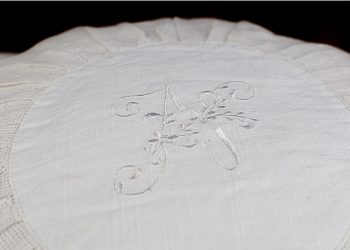 Monogrammed Pillowcase Round White 45 cm - Brodery