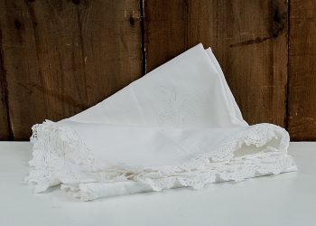 Vit lantlig duk med monogram | La Living - spets