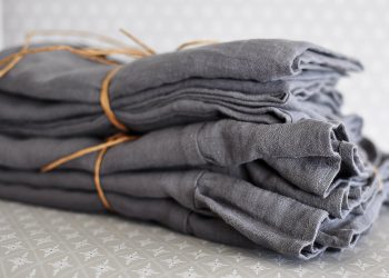 Grå linne kudde med knytband 50×50 cm | So Linen | Willekulla Lantlig Inredning | helhet