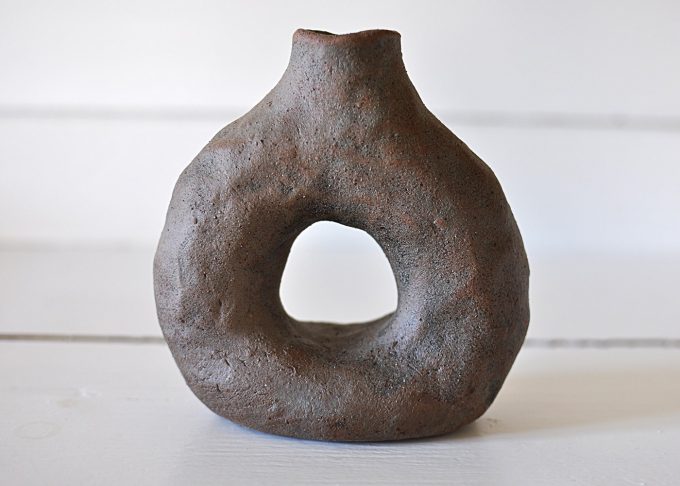 Handgjord liten brun grå vas | Egenhändigt | Willekulla Lantlig Inredning | framsida