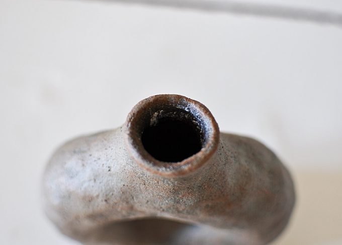 Handgjord liten brun grå vas | Egenhändigt | Willekulla Lantlig Inredning | närbild