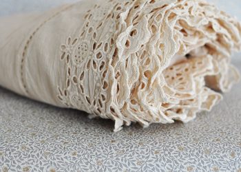 Large tablecloth with lace edge | Jeanne d Árc Living | Willekulla Country Style | Side