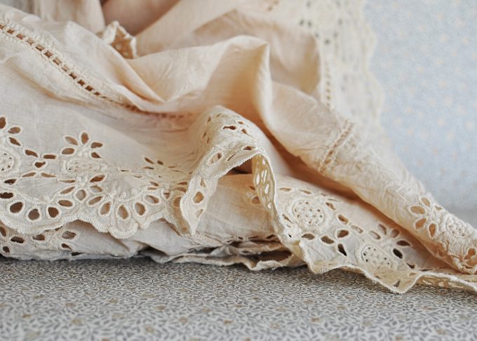 Large tablecloth with lace edge | Jeanne d Árc Living | Willekulla Country Style | Closeup