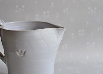 Handgjord stor kanna “Krona” | Västergården | Willekulla Lantlig Inredning | närbild