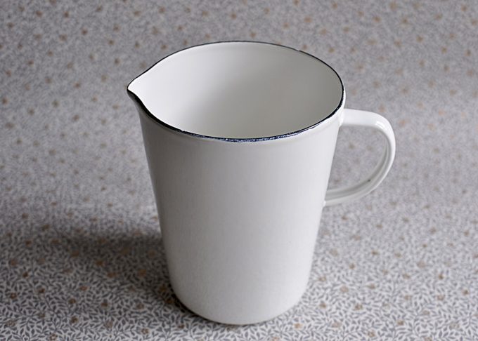 White Enamel Pitcher 1 Liter | Ib Laursen | Willekulla Country Style | Front