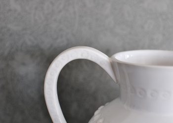 Vit kanna i keramik “Daisy” | PotteryJo | Willekulla Lantlig Inredning | detaljer