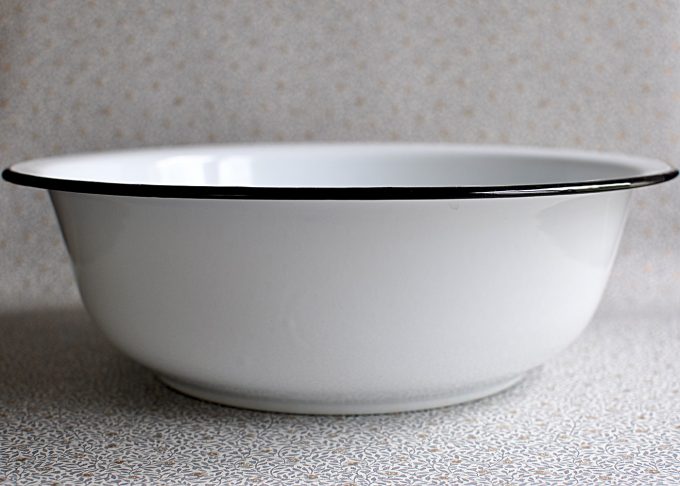 White Enamel Wash Bowl | Ib Laursen | Willekulla Country Style | Front