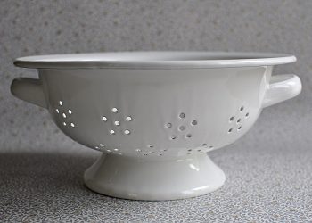 Vitt durkslag i emalj | Ib Laursen | Willekulla Lantlig Inredning | helhet