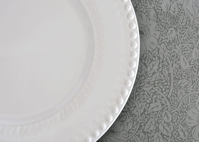 Large White Serving Platter ”Daisy” | PotteryJo | Willekulla Country Style | Closeup