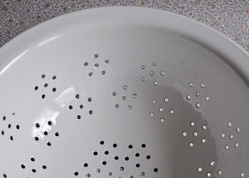 Vitt durkslag i emalj | Ib Laursen | Willekulla Lantlig Inredning | närbild