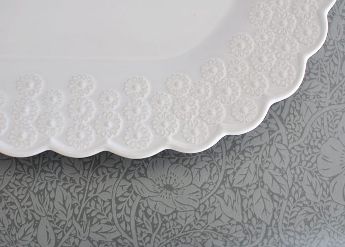 White Oval Platter Large ”Ditsy” | PotteryJo | Willekulla Country Style | Closeup