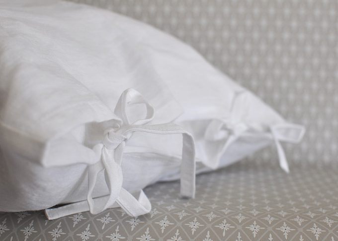 White Pillowcase with Ties in Linen 50×70 (Pillow included) | So Linen | Willekulla Country Style | Front