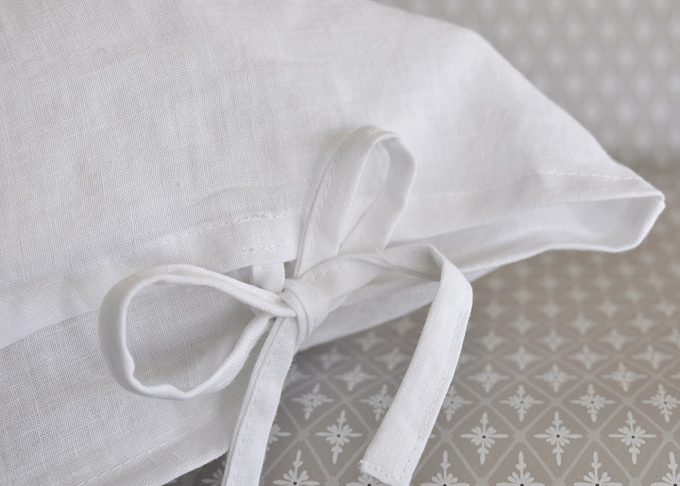 White Pillowcase with Ties in Linen 50×70 (Pillow included) | So Linen | Willekulla Country Style | Closeup