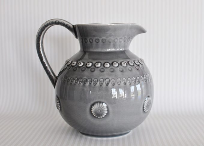 Grå kanna i keramik “Daisy” | PotteryJo | Willekulla Lantlig Inredning | framsida