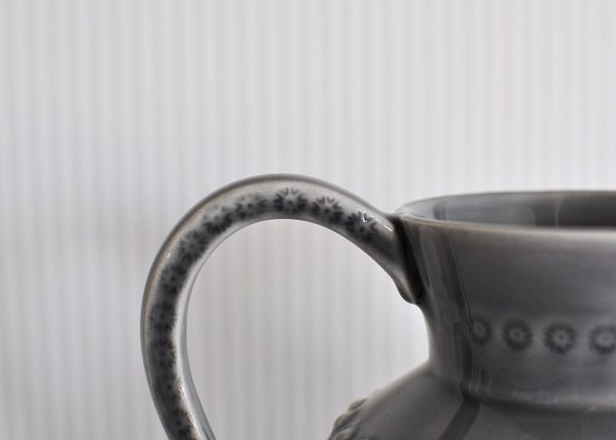 Grå kanna i keramik “Daisy” | PotteryJo | Willekulla Lantlig Inredning | detaljer