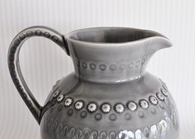 Grå kanna i keramik “Daisy” | PotteryJo | Willekulla Lantlig Inredning | närbild