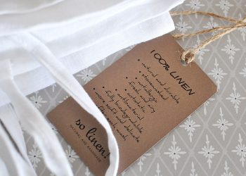 Vit linne kudde med knytband 50×50 cm | So Linen | Willekulla Lantlig Inredning | närbild