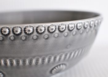 Grå stor salladsskål i keramik “Daisy” | PotteryJo | Willekulla Lantlig Inredning | närbild