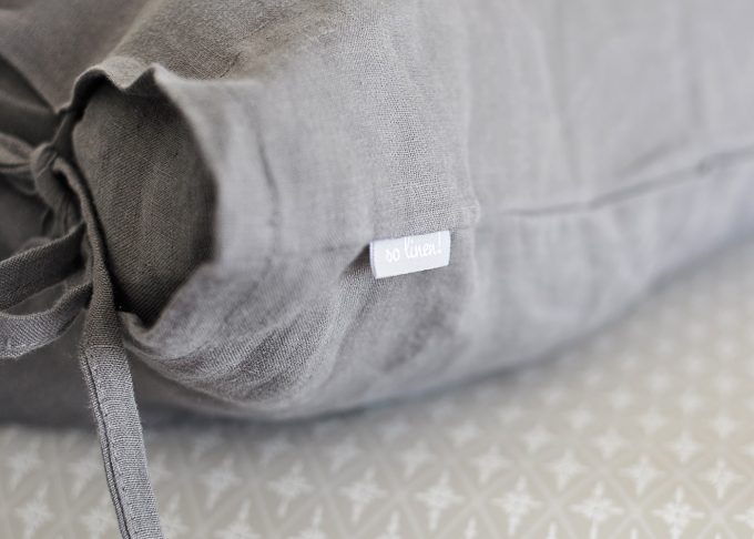 Grå linne kudde med knytband 50×50 cm | So Linen | Willekulla Lantlig Inredning | närbild