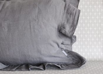 Grey Ruffled Pillowcase in Linen 40×60 cm (Pillow included) | So Linen | Willekulla Country Style | Front