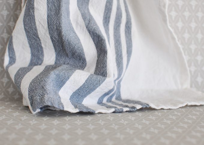 Randig vit och blå handduk | Soulosofie  | Willekulla Lantlig Inredning | liggande