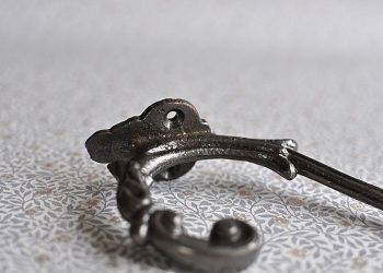 Gammaldags krok till hall och badrum | Jeanne d’Arc Living | Willekulla Lantlig Inredning | närbild