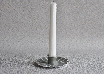 Grå ljusstake blomma | Ib Laursen | Willekulla Lantlig Inredning | helhetsbild