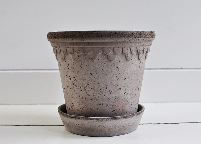 Grey Handmade Flowerpot ⌀ 16 cm “Copenhagen” | Bergs Potter | Willekulla Country Style | Front