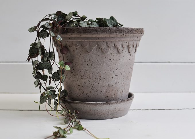 Grey Handmade Flowerpot ⌀ 16 cm “Copenhagen” | Bergs Potter | Willekulla Country Style | Side
