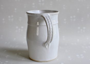 Handgjord liten kanna “Pärlbård” | Västergården | Willekulla Lantlig Inredning | baksida