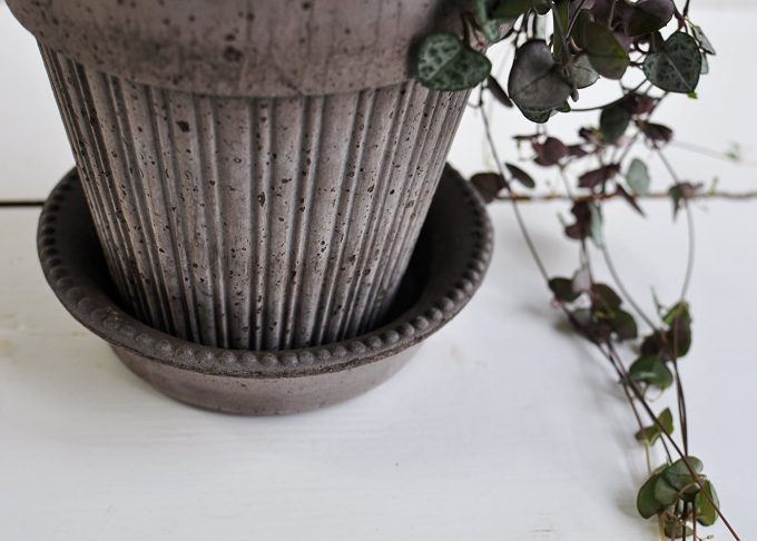 Grey Handmade Flowerpot ⌀ 14 cm “Simona” | Bergs Potter | Willekulla Country Style | Side