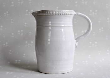 Handgjord stor kanna “Pärlbård” | Västergården | Willekulla Lantlig Inredning | framsida