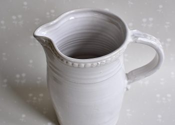 Handgjord stor kanna “Pärlbård” | Västergården | Willekulla Lantlig Inredning | närbild