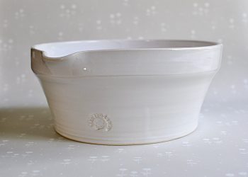 Handgjord stor vit skål “Spilkum” | Västergården | Willekulla Lantlig Inredning | framsida