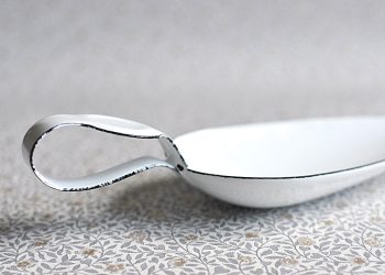 Vit emaljskopa | Ib Laursen | Willekulla Lantlig Inredning | närbild