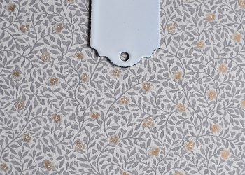 Vit toalettskylt i vintage stil | Ib Laursen | Willekulla Lantlig Inredning | närbild