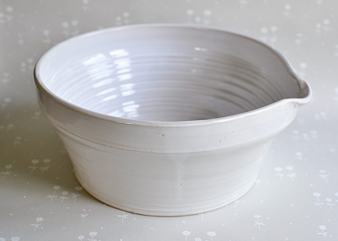 Handgjord stor vit skål “Spilkum” | Västergården | Willekulla Lantlig Inredning | sida