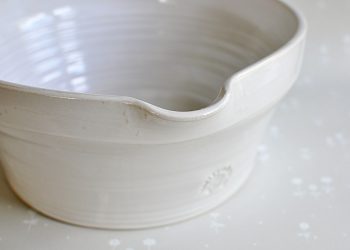 Handgjord stor vit skål “Spilkum” | Västergården | Willekulla Lantlig Inredning | närbild