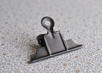 Svart klämma i metall | Ib Laursen | Willekulla Lantlig Inredning | undersida